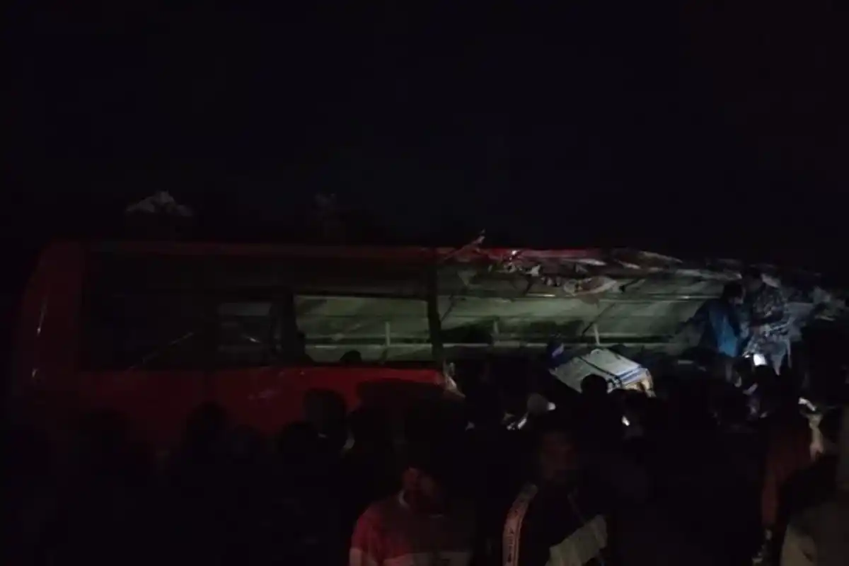 Maregaon Jalka Bus Accident: जलका में ट्रक और एसटी बस की भीषण टक्कर, तीन से अधिक लोगों की हुई मौत, कई घायल (Photo: Rashtra Bharat)