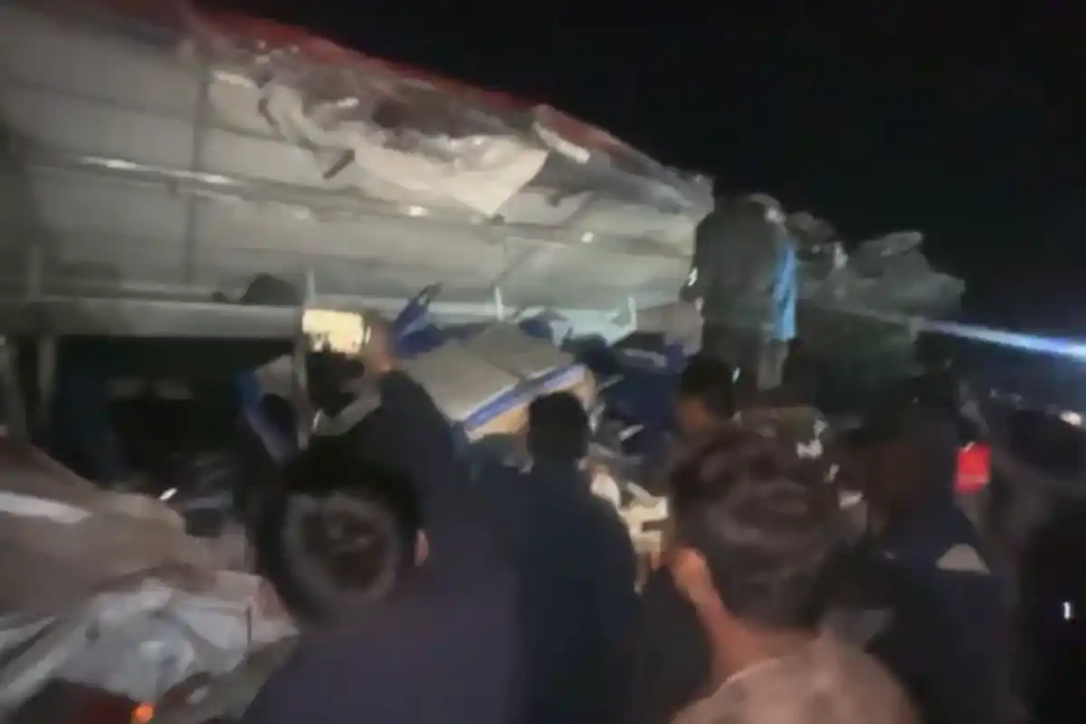 Maregaon Jalka Bus Accident: जलका में ट्रक और एसटी बस की भीषण टक्कर, तीन से अधिक लोगों की हुई मौत, कई घायल (Photo: Rashtra Bharat)